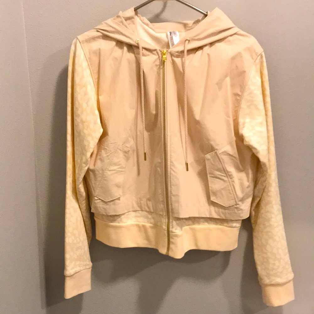 Medium weight windbreaker.